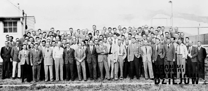 Grupa ponad 100 inżynierów rakietowych w Fort Bliss w Teksasie, gdzie z pomocą byłych nazistów prowadzone były prace w ramach Operacji Paperclip - fot. domena publiczna Operacja Paperclip i jej szczegóły, czyli daty, przebieg, naukowcy, cele oraz znaczenie i krptonim
