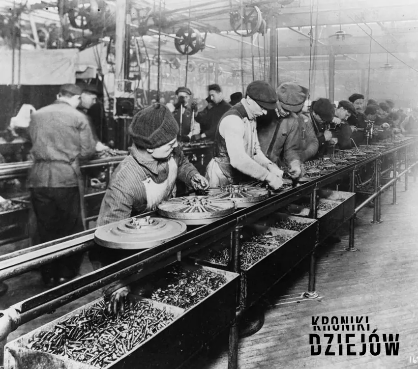 Linia montażowa Forda (1913 rok) - fot. domena publiczna Henry Ford i jego najważniejsze dokonania, czyli życiorys, ciekawostki o powstaniu samochodów, uruchomienie fabryki