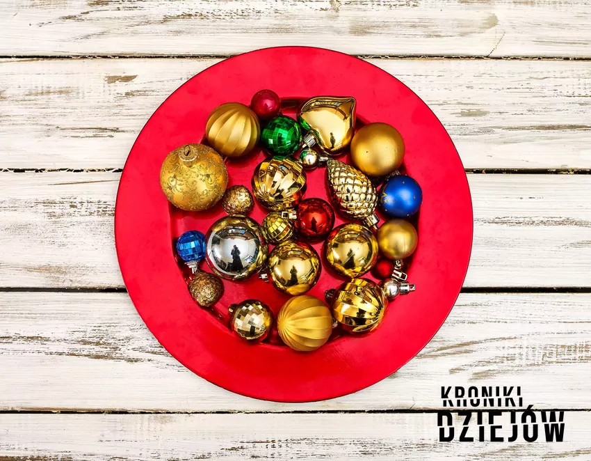 Tradycyjne bombki choinkowe rodem z PRL Bombki choinkowe z czasów PRL, czyli co wieszano na choince przed przemianą ustrojową