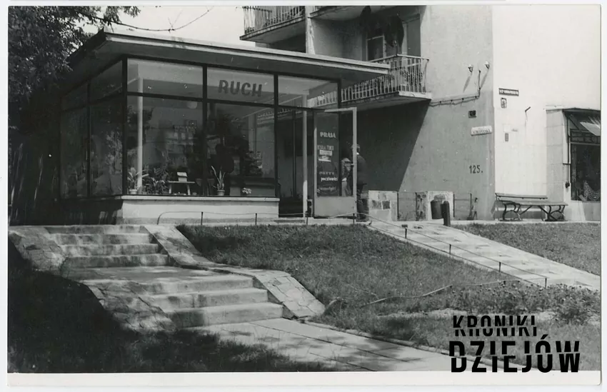 Kiosk Ruchu w latach 60. na łódzkim osiedlu, fot. domena publiczna, Wikipedia lic. CC BY-SA 3.0 Kiosk Ruchu