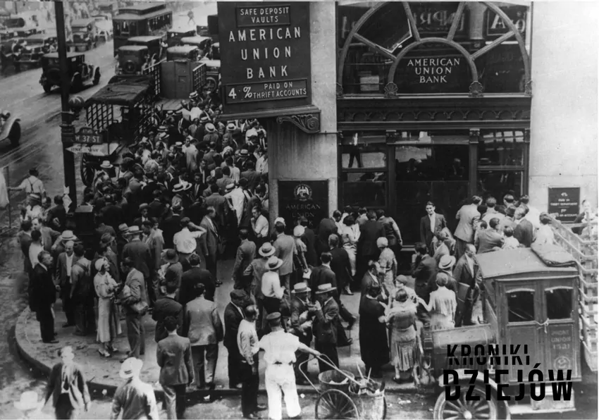 Tłum przed American Union Bank w Nowym Jorku we wczesnej fazie Wielkiego Kryzysu. Zdjęcie z 1932 roku - domena publiczna Bańki spekulacyjne w historii świata, czyli 5 najważniejszych wydarzeń krok po kroku