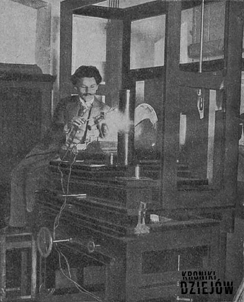 Jan Szczepanik w pracowni (zdjęcie wykonane przed 1901 rokiem) Jan Szczepanik i jego najważniejsze osiągnięcia, czyli życiorys, pochodzenie, wynalazki i najważniejsze odkrycia krok po kroku