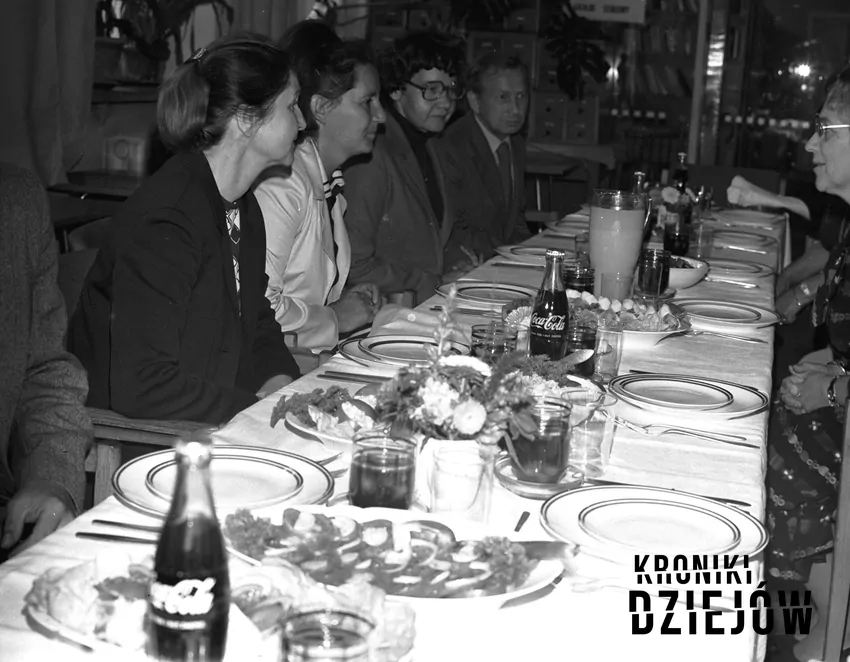 Wizyta w Polsce delegacji fińskiej Partii Centrum, na stołach widoczna Coca-Cola, fot. domena publiczna/Narodowe Archiwum Cyfrowe Coca Cola na stołach