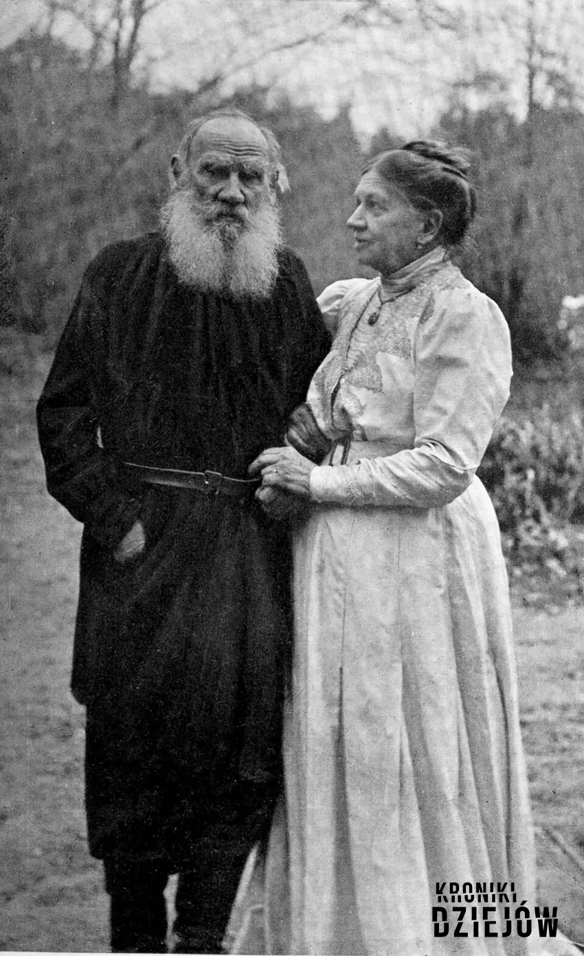 Zofia i Lew Tołstoj w ogrodzie w Jasnej Polanie na kilka tygodni przed śmiercią pisarza, 1910 rok, fot. domena publiczna Zofia i Lew Tołstoj w 1910 roku