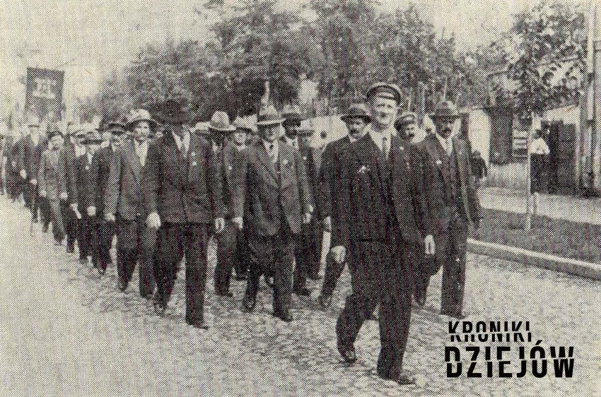 Związek Walki Czynnej krok po kroku, czyli powstanie, cele, struktura i sposób działania - fot. domena publiczna Obchody Krwawej Środy, największego starcia Związku Walki Czynnej z oddziałami policji na zdjęciu z 1936 r.