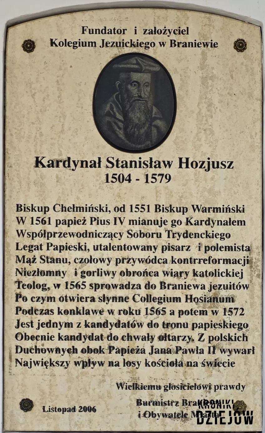 Tablica upamiętniająca Stanisława Hozjusza na budynku założonego przez kardynała w 1565 Collegium Hosianum w Braniewie