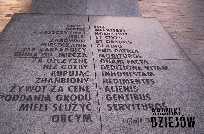 Tablica upamiętniająca obronę Głogowa, tak zwana Tablica Dzieci Głogowskich, a także przebieg konfliktu, data i przyczyny
