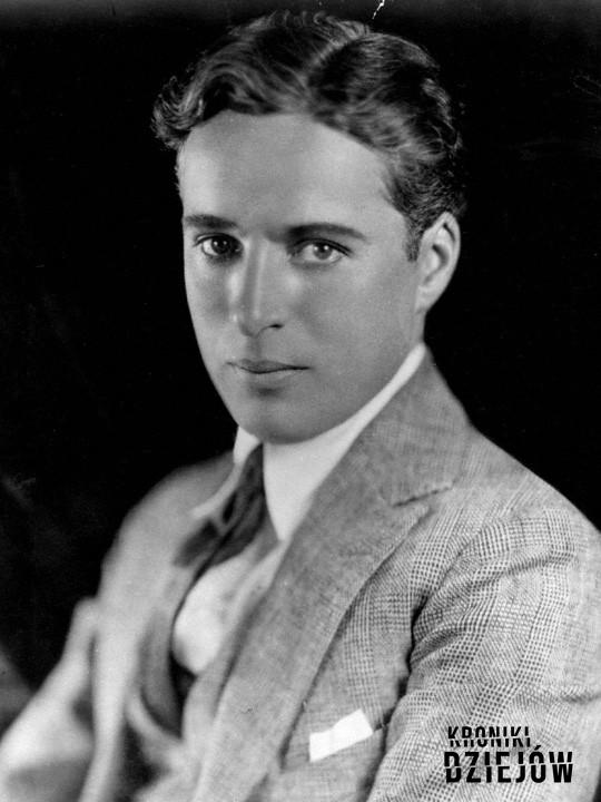 Portret Charliego Chaplina z roku około 1920 bez charakteryzacji, a także ciekawostki z życia komika, fot. Strauss-Peyton Studio, domena publiczna