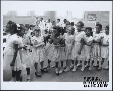 Integracja dzieci czarnoskórych i białych w szkole Barnard w Waszyngtonie, rok 1955,