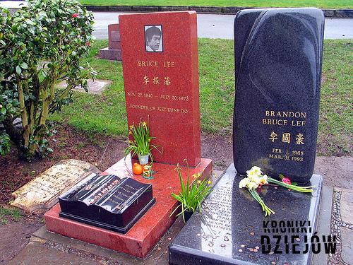 Groby Bruce’a i Brandona Lee, także historia niespodziewanej śmierci Brandona Lee