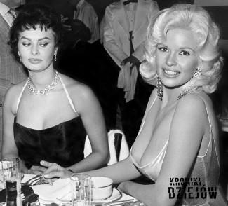 Sophia Loren (po lewej) z Jayne Mansfield (po prawej) w restauracji Romanoffa w Beverly Hill
