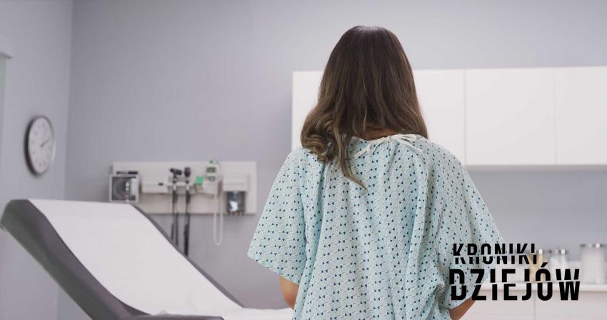 Kobieta siedząca na szpitalnym łożku w czasie badań, a także informacje o historii prawa do aborcji w Polsce i na świecie