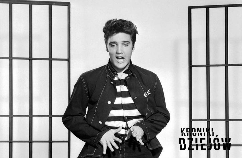 Elvis Presley na czarno-białym zdjęciu na szczycie kariery, a także najlepsze piosenki Elvisa Presleya, ich tytuły oraz daty