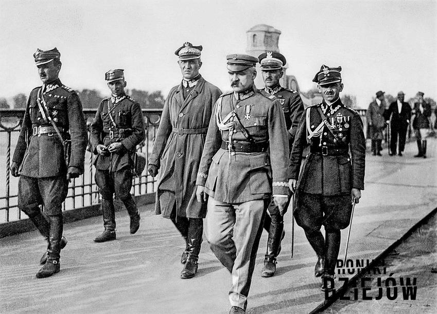 Piłsudski z obstawą na Moście Poniatowskiego w czasie spotkania z prezydentem Wojciechowskim