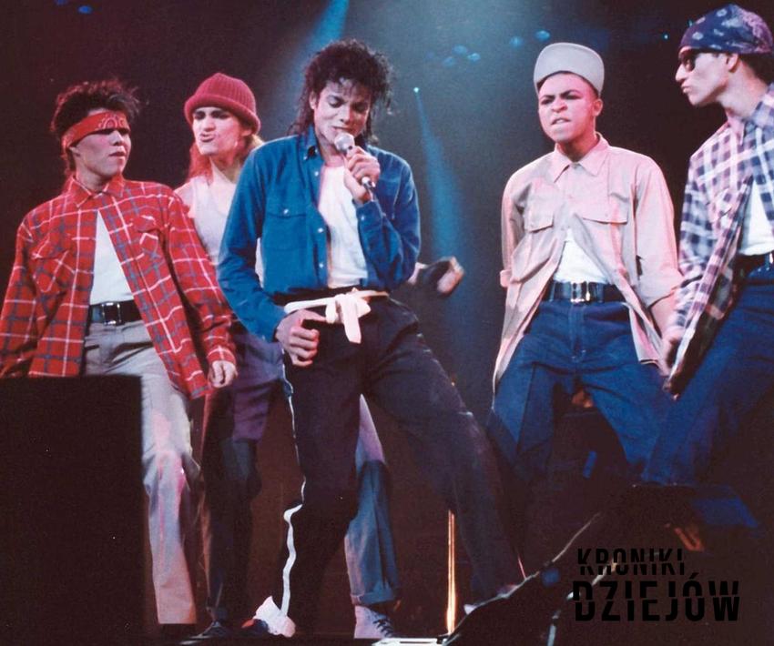 Michael Jackson występuje na scenie, a także biografia, dyskografia, życiorys i życie prywatne