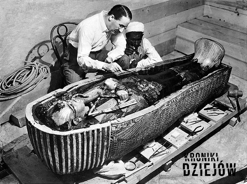 Rok 1922 i odkrycie grobowca Tutanchamona, dolina królów niedaleko miasta Luksor w Egipcie, angielski egiptolog w sarkofagu Tutanchamona