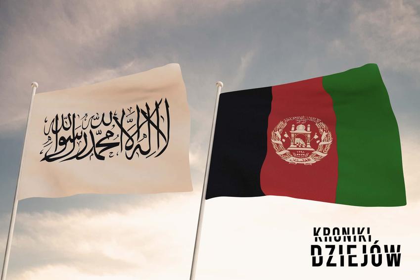 Flaga Talibów oraz flaga Afganistanu, w jaki sposó Talibowie przejęli władzę w Afganistanie w 2021 roku, sytuacja polityczna w Afganistanie w 2021 roku