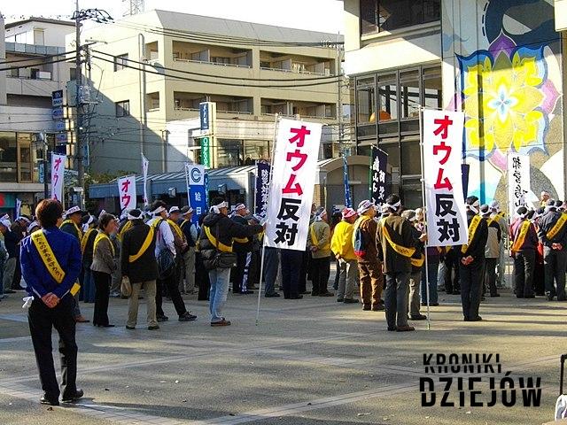 Ludzie protestują przeciwko religijnej sekcie Aum Shinrikyo, jak liczna była japońska sekta Aum Shinrikyo