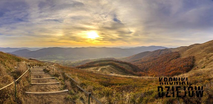 Widok z gór w Bieszczadach, zachodzące słońce w Bieszczadach, Legenda o Biesie, Czadach i Sanie, fot. BARONPHOTOGRAPHY.EU