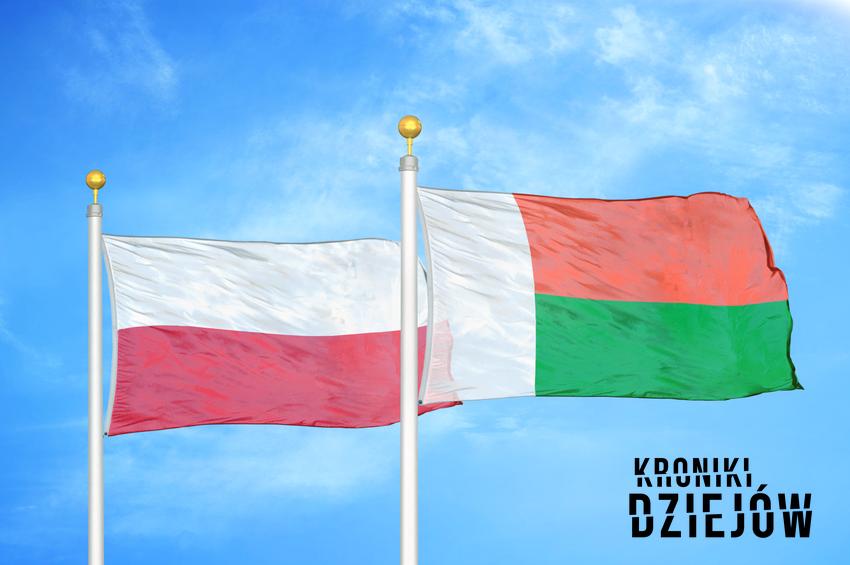 Dwie flagi powiewające na maszcie na tle błękitnego niebo, flaga Madagaskaru i Polski powiewające na masztach, kto był pomysłodawcą kolonizacji Madagaskaru w latach 30 XX w., dlaczego Polska nie skolonizowała Madagaskaru