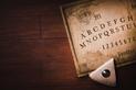 Jak działa tablica Ouija? Oto zasady, którymi rządzi się plansza przywołująca duchy