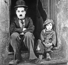 Charlie Chaplin nakręcił „Brzdąca” po śmierci pierworodnego synka. Jego własne dzieciństwo również pozostawało pasmem tragedii